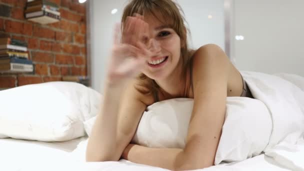 Beszél a fiatal nő feküdt az ágyban, Online Video Chat, Webcam panoráma — Stock videók