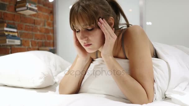 Dolor de cabeza, frustración, mujer con estrés acostada en la cama — Vídeos de Stock