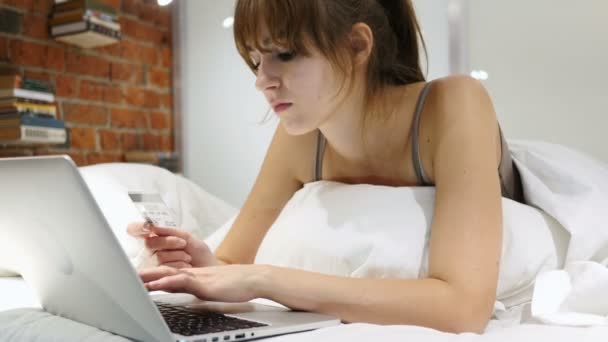 Compras online por mulher na cama, pagamento com cartão de crédito — Vídeo de Stock