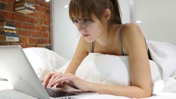 Dolor de cabeza, mujer cansada trabajando en el ordenador portátil en la cama — Vídeo de stock