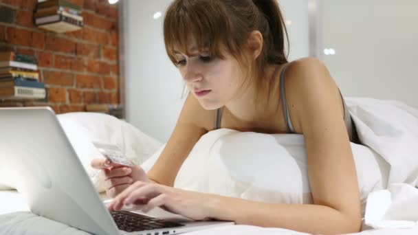 Γυναίκα στο κρεβάτι ενθουσιασμένος για επιτυχημένη Online Shopping, συναλλαγή — Αρχείο Βίντεο