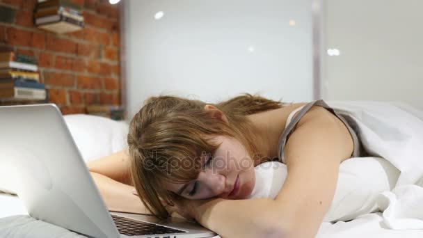 Dizüstü bilgisayar, iş sonra yakınındaki yatakta uyuyan kadın — Stok video