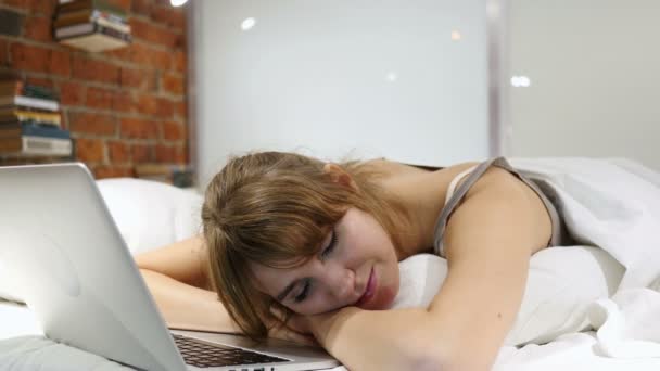 Mujer dormida leyendo mensajes en el ordenador portátil en la cama — Vídeos de Stock