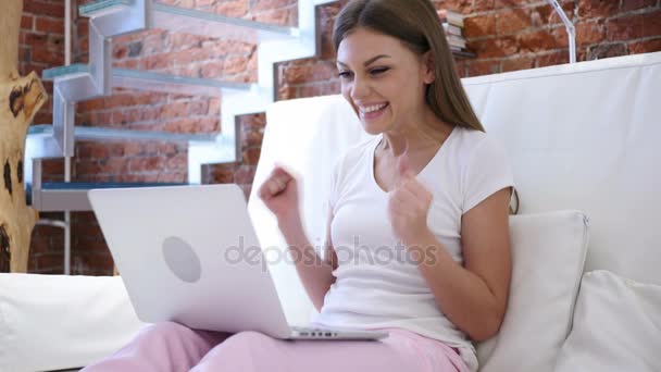 Mujer feliz positiva celebrando el éxito mientras trabaja en el ordenador portátil — Vídeo de stock