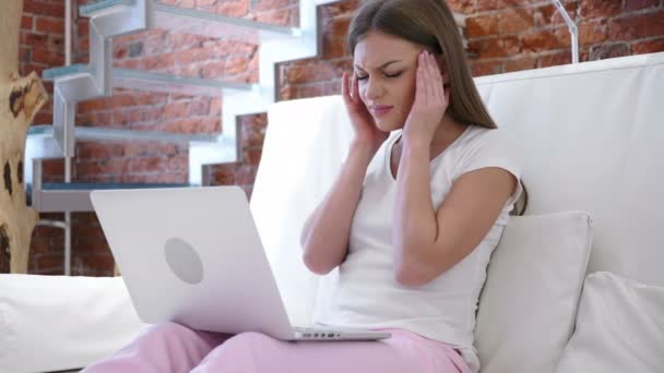 Напряжение и головная боль, расстроенная женщина со стрессом, работающая над ноутбуком — стоковое видео