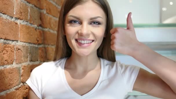 Thumbs Up door jonge vrouw, positief gebaar thuis — Stockvideo