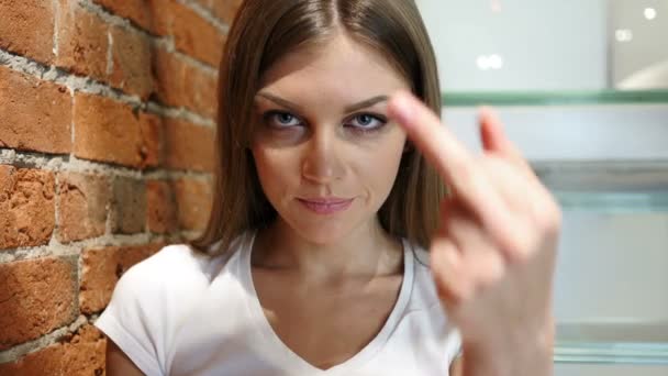 Jovem mulher na raiva mostrando dedo médio — Vídeo de Stock