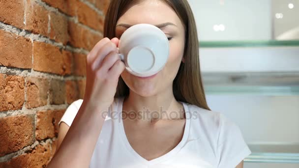 Retrato de una joven bebiendo café de la taza — Vídeo de stock