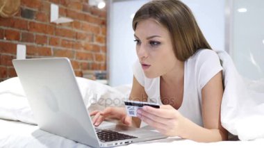 Kadın yatakta başarılı Online alışveriş için hareket heyecan