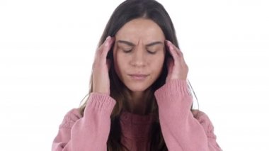 Ağrı baş, üzgün gergin genç Latin kız, beyaz arka plan