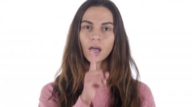 Genç Latin kız, beyaz arka plan üzerinde parmak sessizliktir jesti