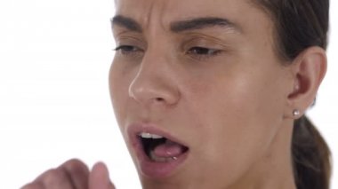 Öksürük, Coughing, beyaz arka plan ile hasta Latin kızın yakın çekim