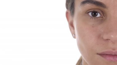 Latin kız, beyaz arka plan yüzü yakın çekim