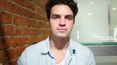 Başparmak aşağı tarafından sevmeme ve evde reddeden bir adam,