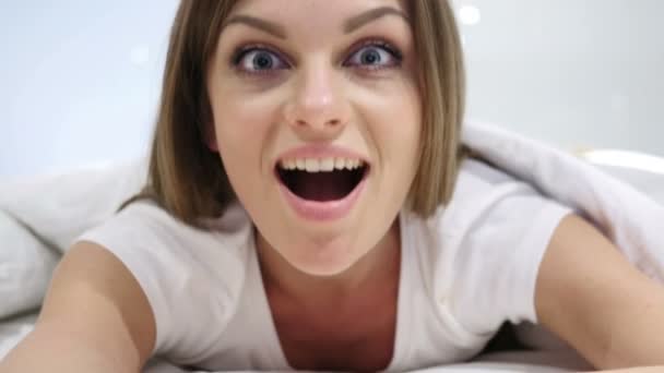 Ja von einer jungen Frau, die kopfschüttelnd im Bett liegt, um zuzustimmen — Stockvideo
