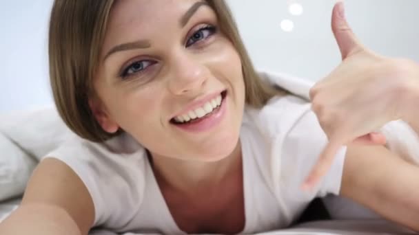 Rufen Sie uns an, junge Frau gestikuliert Hilfe in ihrem Bett — Stockvideo