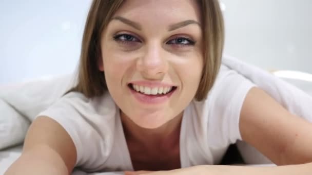 Online Video Chat žena ležela v posteli, Close Up — Stock video