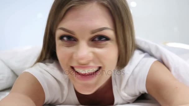 Ενθουσιασμένος γυναίκα δείχνει σε φωτογραφική μηχανή με το δάχτυλο, Close Up — Αρχείο Βίντεο