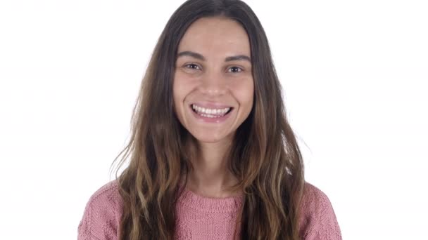 Retrato de una joven latina sonriente, fondo blanco — Vídeos de Stock