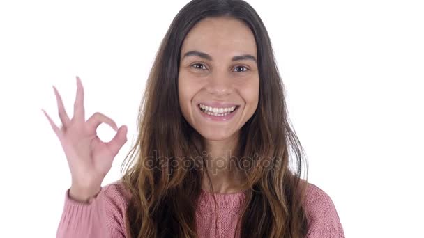 Genç Latin kız, beyaz arka plan Tamam işareti — Stok video