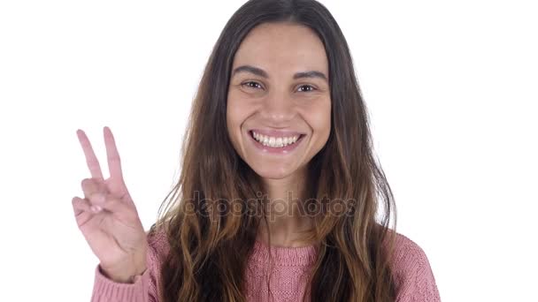 Znamení vítězství mladé Latin Girl, bílé pozadí — Stock video