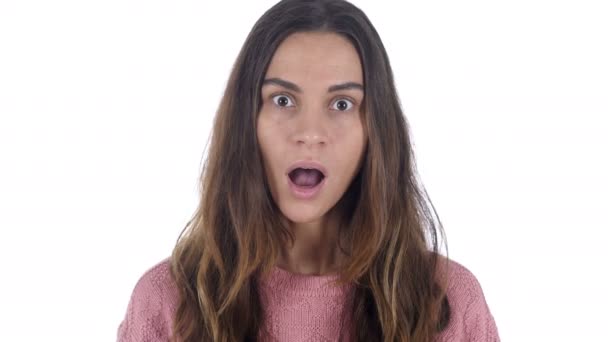 Merveilleux, Surpris jeune fille latine dans le choc, fond blanc — Video