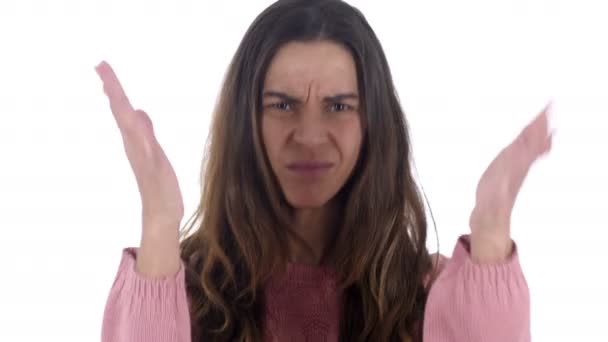 Rapariga latina irritada gritando com a câmera no escritório, fundo branco — Vídeo de Stock