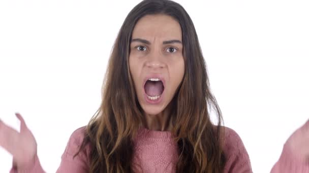 Křičí Angry Young Latin žena ve své pracovně, bílé pozadí — Stock video