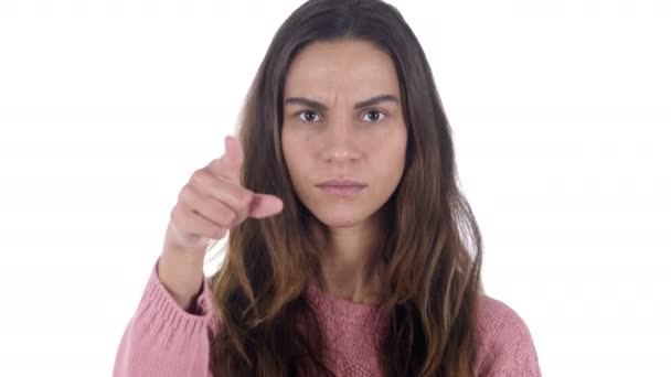 Joven chica latina señalando a la cámara, fondo blanco — Vídeos de Stock