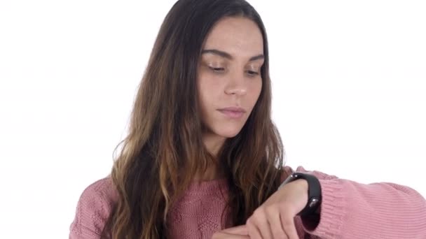 Mulher latina bonita usando Smartwatch, navegando on-line — Vídeo de Stock