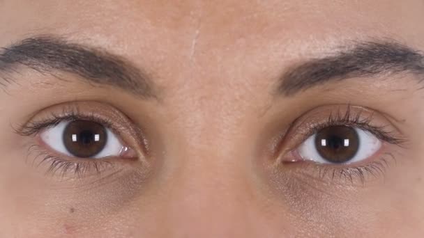 Nahaufnahme einer jungen lateinischen Frau mit blinkenden Augen — Stockvideo