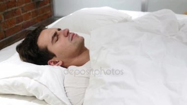 Rahatsız adam yatakta gece, huzursuzluk uyku