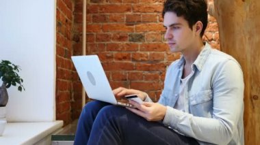 Adam başarılı Online alışveriş için para hareket heyecan
