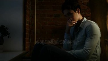 Gergin adam geceleri, çatı katında oturan sorunlar hakkında düşünme