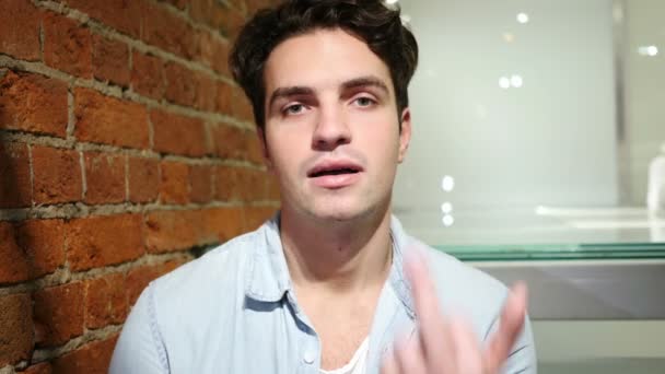 Orta parmak gösterilen öfke içinde genç adam — Stok video