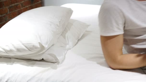 Jongeman inslapen in Bed bij nacht — Stockvideo