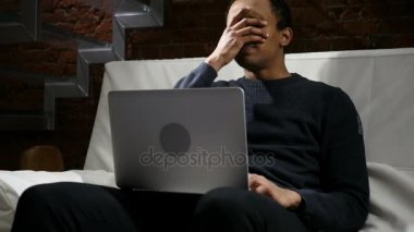 Afrika adam üzgün iş laptop, iş kaybını tarafından