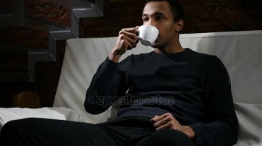 Dalgın Afrika adam içme kahve Kupası, Loft iç