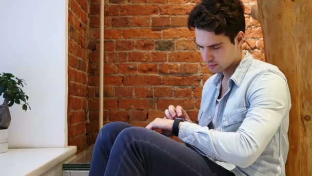 Homme utilisant Smartwatch pour la navigation, Email et Messages — Video