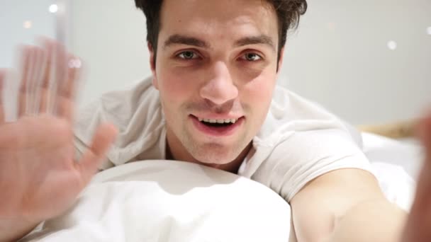 Chat vidéo en ligne par homme couché au lit, Gros plan — Video