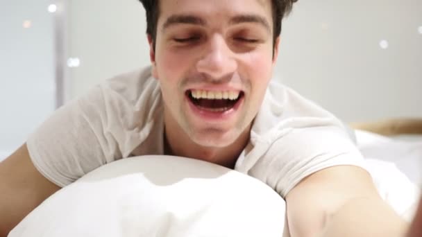Widok kamery do wideo czat Online przez człowieka leżącego w łóżku — Wideo stockowe
