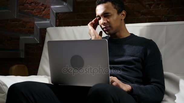 Tensão, dor de cabeça, homem africano frustrado trabalhando no laptop — Vídeo de Stock