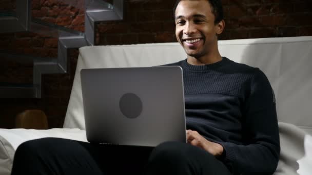 Chat vidéo Web sur ordinateur portable par homme, assis sur les escaliers — Video