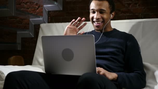 Vídeo Chat na Web no Laptop por Homem Africano à noite, Auscultadores — Vídeo de Stock