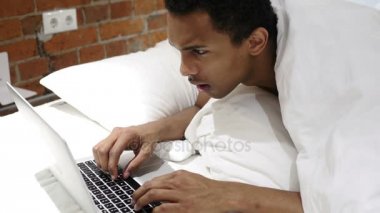 Afrikalı adamın karnına yalan laptop, çalışma için mali kayıp