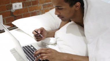 Banka kredi kartıyla ödeme yatakta Afrika adam tarafından online alışveriş