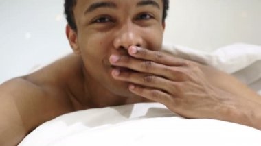 Uçan öpücük Afrika adam yatakta yatan ellerinizle,