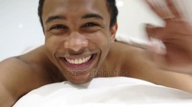 Afrika yakışıklı yatakta yatan tarafından iyi jest