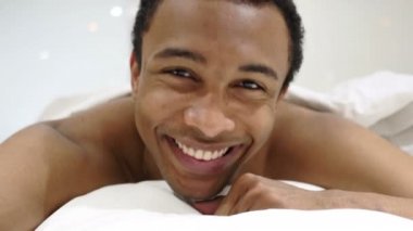 Yatakta yatarken, kabul için başını sallayarak Afrika adam tarafından Evet