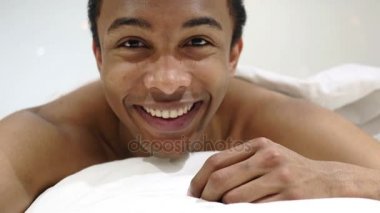 Online görüntülü sohbet tarafından Afrika adam yatakta yatan görünümünü web kamerası